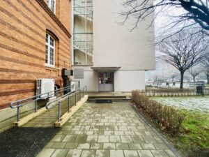 Podjazd dla wózków oraz osób z niepełnosprawnością ruchową 